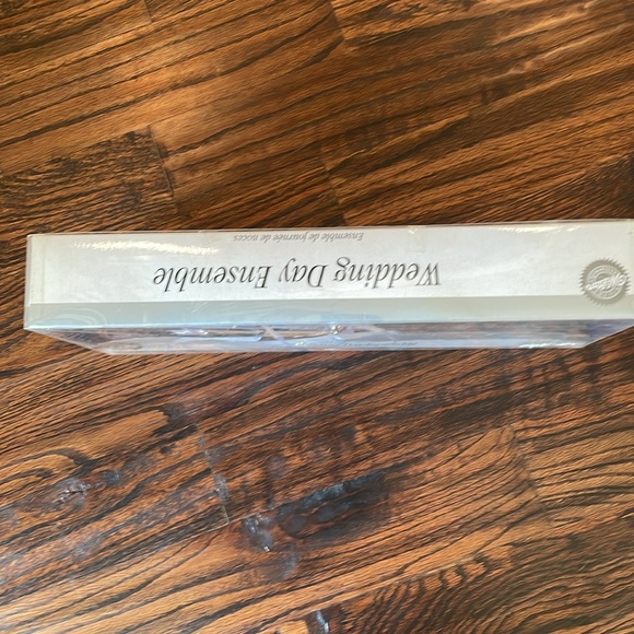 Wilton Wedding Day Ensemble Guest Book Pen, and Silver Frame - Picture 4 of 10